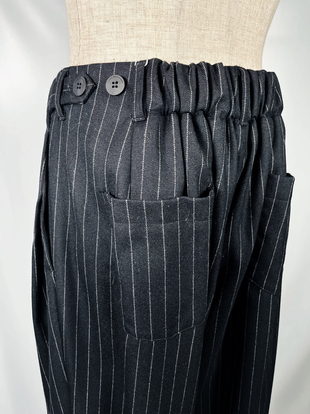 LB23AW-PT05-GST | ストライプウールサージポケットタックワイドパンツ | BLACK STRIPE