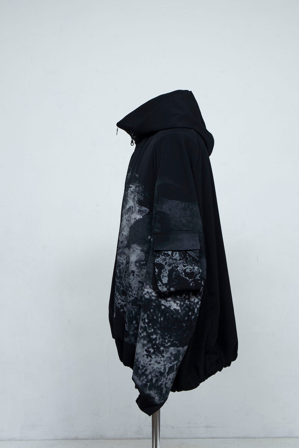 LB24SS-BL03-SLV-SRK | アートモチーフウィンドブレーカー | BLACK