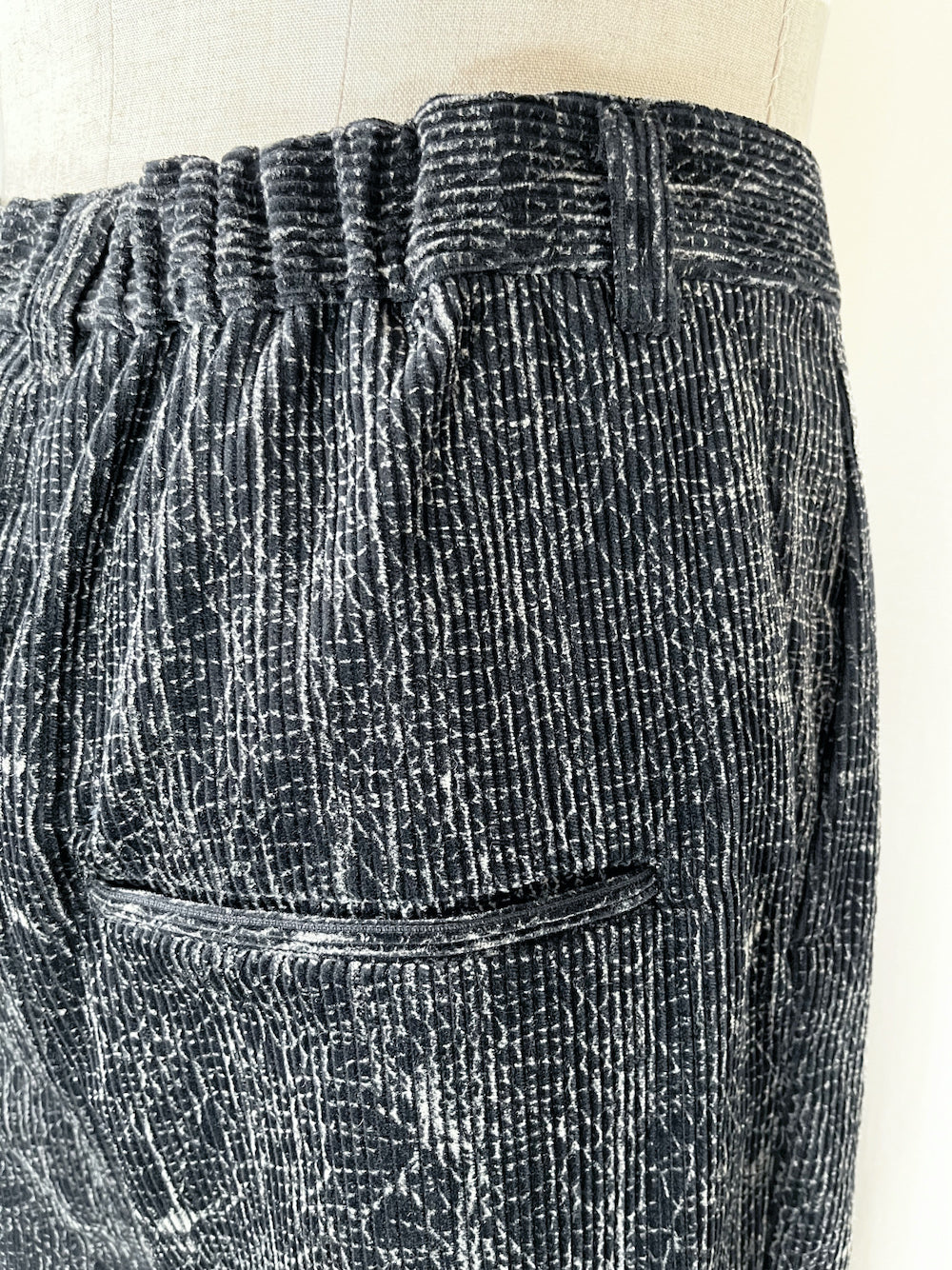 LB22AW-PT02-CRK  #BLACKandCRACK.