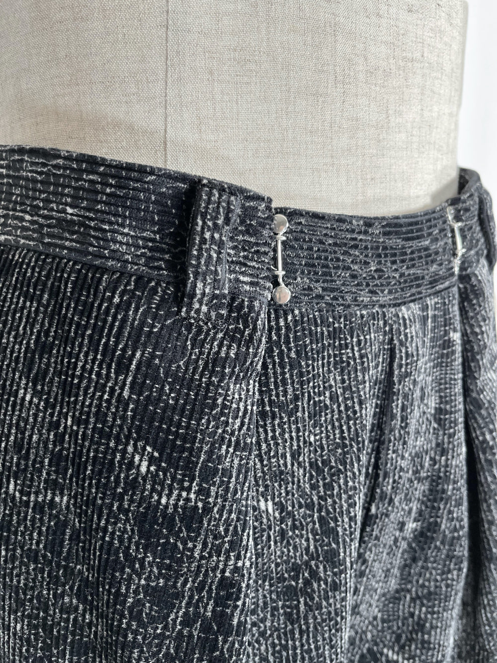 LB22AW-PT02-CRK  #BLACKandCRACK.