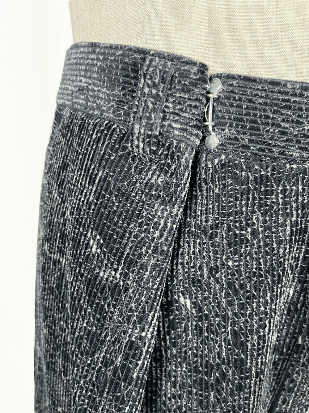 LB22AW-PT02-CRK  #BLACKandCRACK.