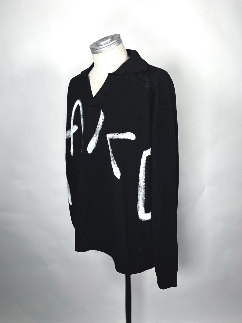 LB23SS-KN01-HP | ハンドペイントスキッパーポロニット | BLACK