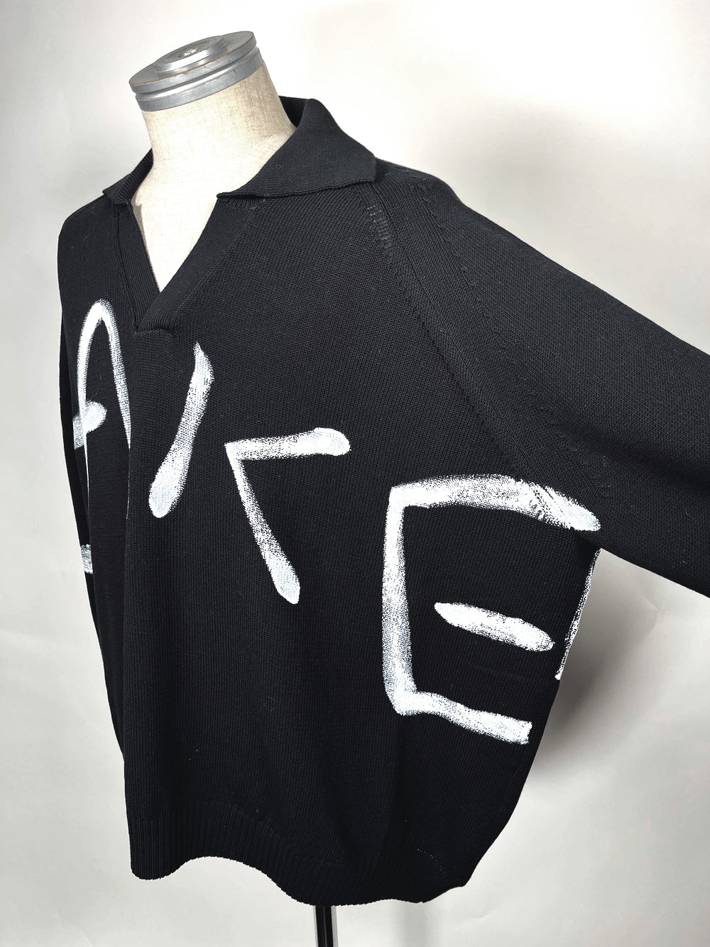 LB23SS-KN01-HP | ハンドペイントスキッパーポロニット | BLACK