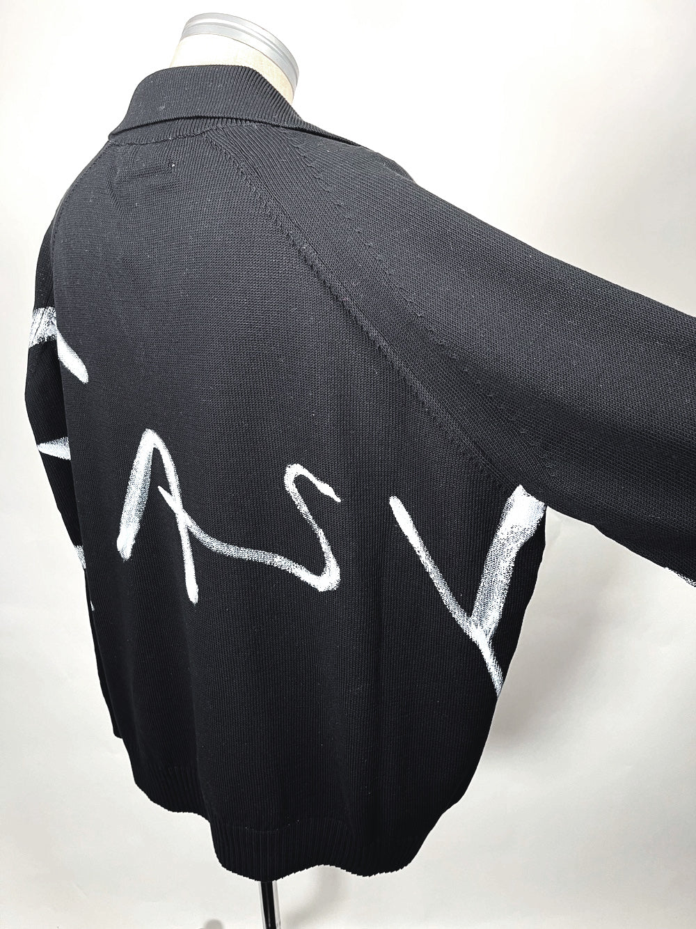 LB23SS-KN01-HP | ハンドペイントスキッパーポロニット | BLACK