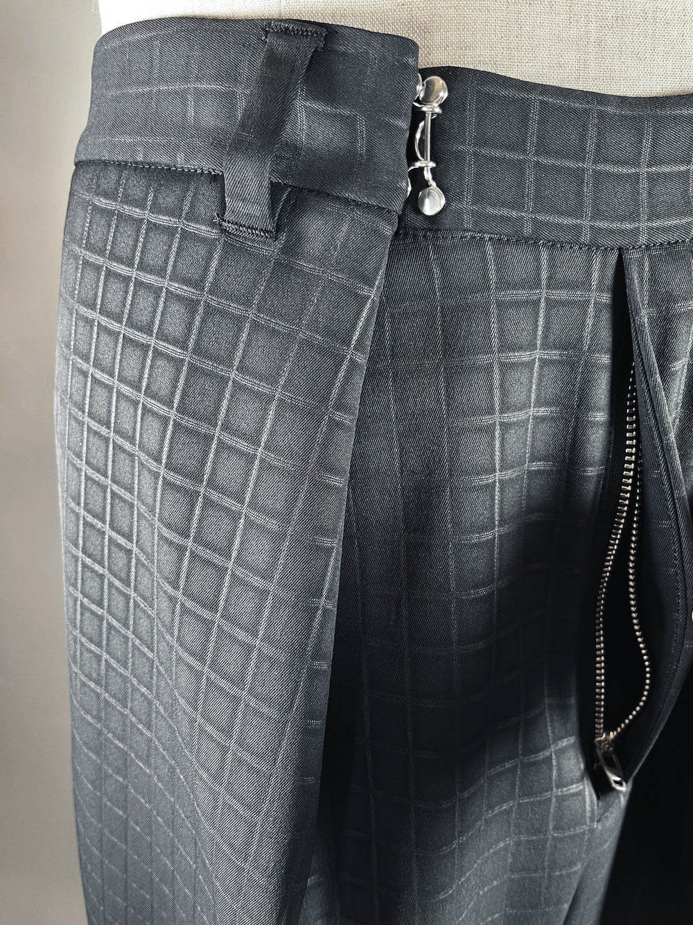 LB23SS-PT02-ERW | Embossed Lily Waltz Customized Tuck Trousers | BLACK