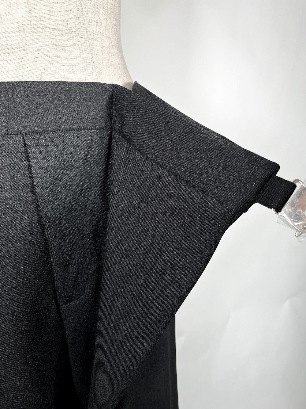 LB23SS-PT04-ALN | ラップドトラウザー | BLACK