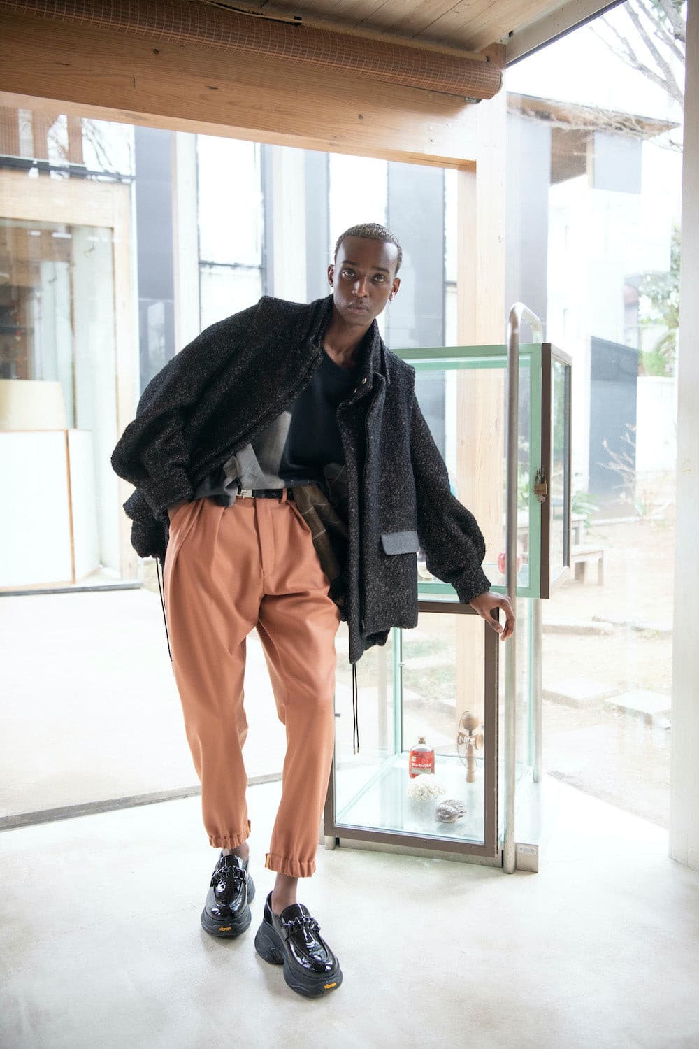 LB22AW-VE01-LYS #BLACK and TAN.