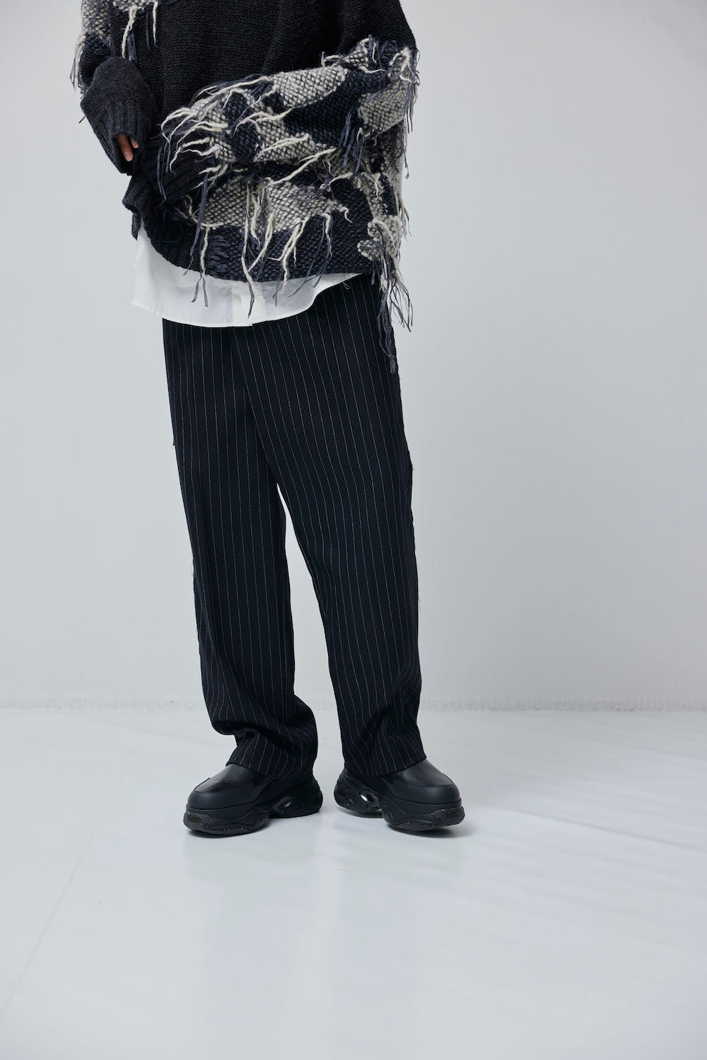 LB23AW-PT04-GST | Striped wool serge sideline wrapped trousers | BLACK STRIPE 