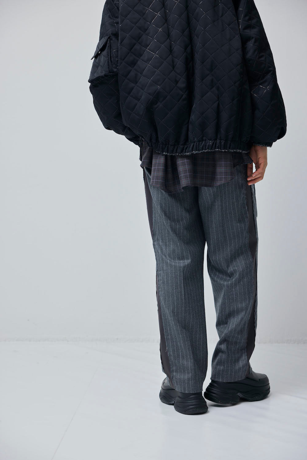 LB23AW-PT04-GST | Striped wool serge sideline wrapped trousers | GRAY STRIPE 