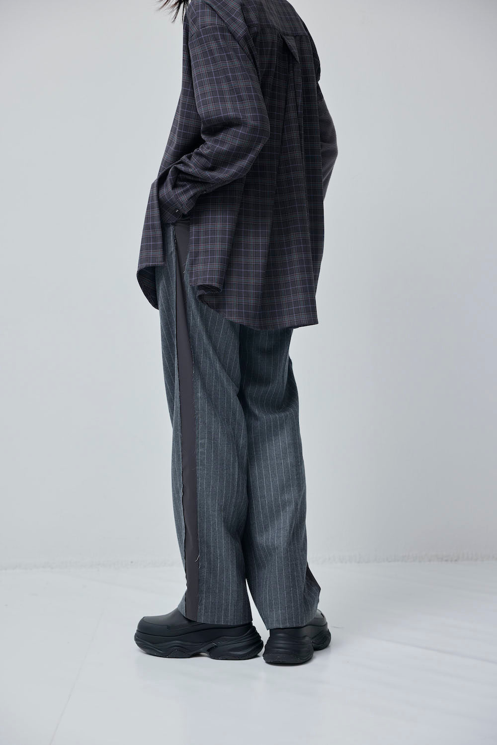 LB23AW-PT04-GST | Striped wool serge sideline wrapped trousers | GRAY STRIPE 