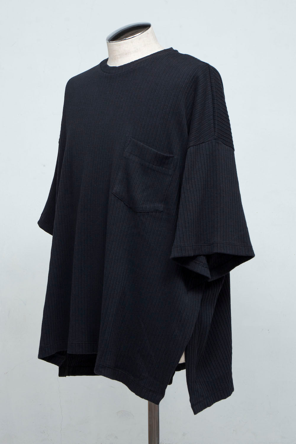 LB24SS-TE09-CPR-PL | Pleated rib knit side vent T-shirt | BLACK 