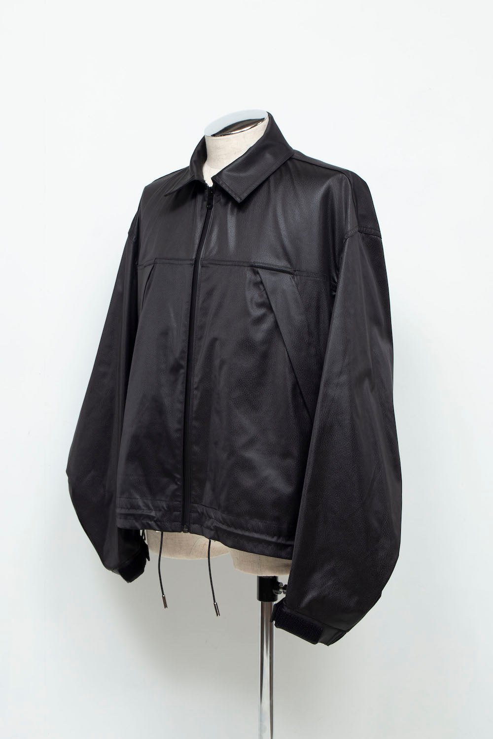 LB24AW-BL01-EMBLTH | FAKE-FAKE LEATHERサイドジップベントCWUジャケット | BLACK