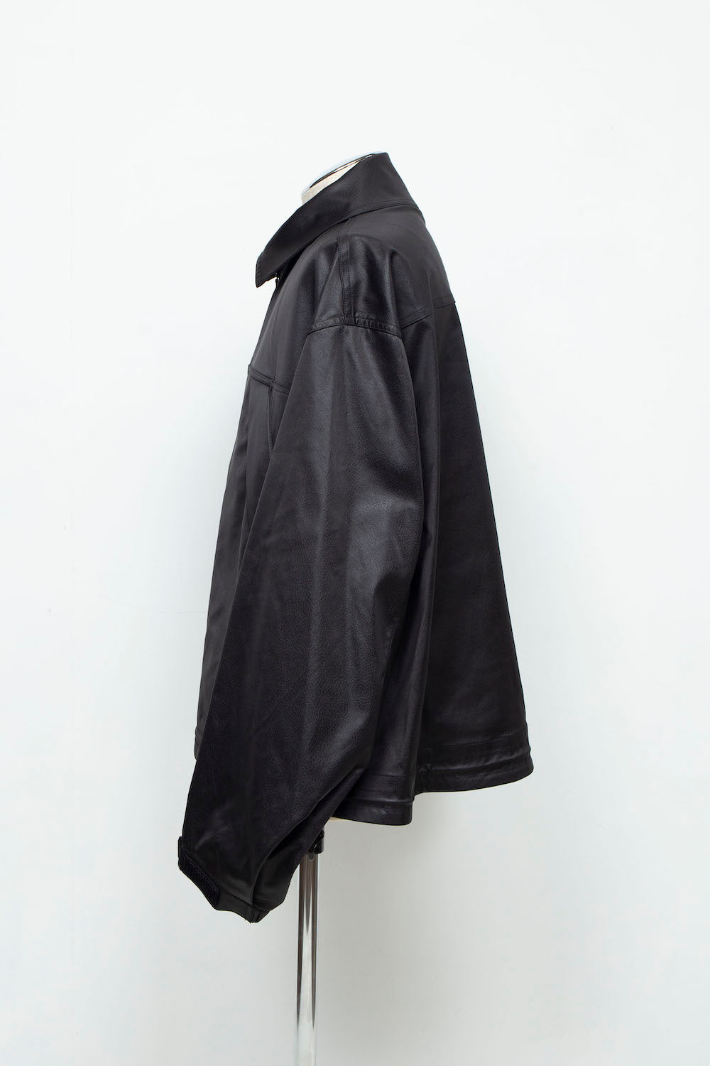 LB24AW-BL01-EMBLTH | FAKE-FAKE LEATHERサイドジップベントCWUジャケット | BLACK