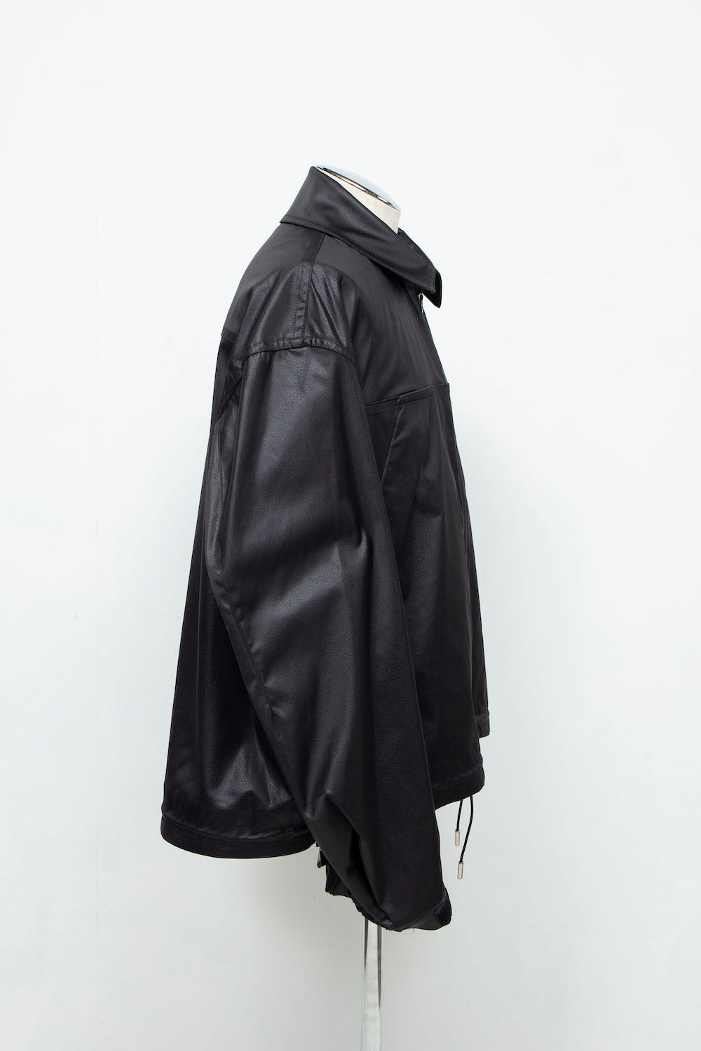 LB24AW-BL01-EMBLTH | FAKE-FAKE LEATHERサイドジップベントCWUジャケット | BLACK