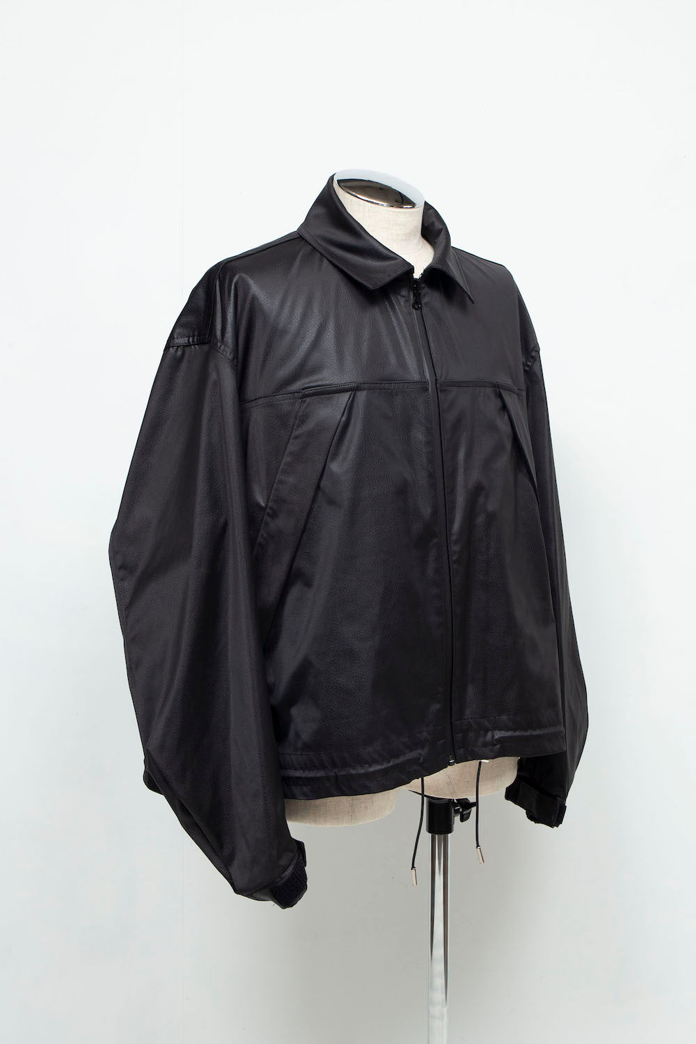 LB24AW-BL01-EMBLTH | FAKE-FAKE LEATHERサイドジップベントCWUジャケット | BLACK