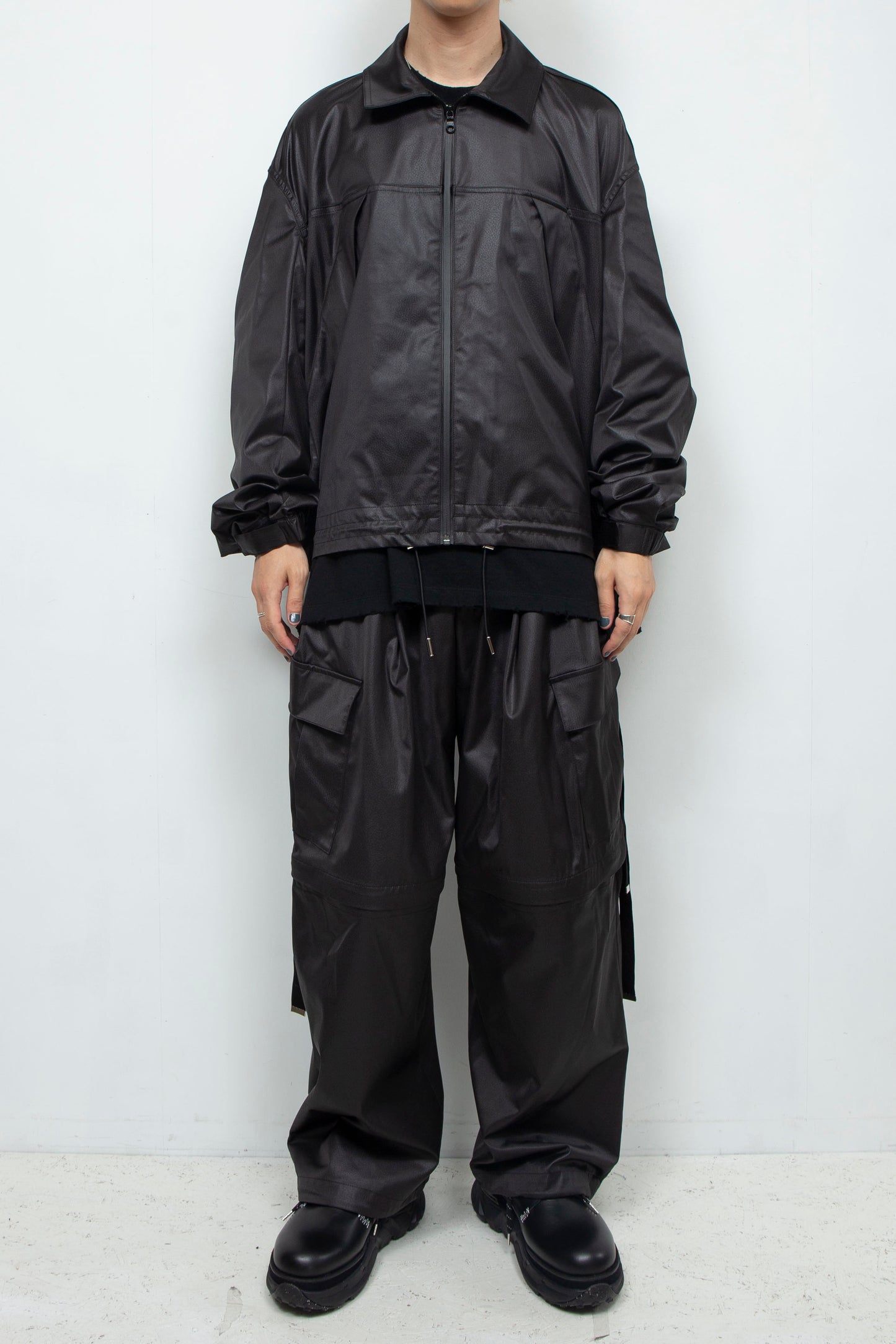 LB24AW-BL01-EMBLTH | FAKE-FAKE 侧拉链通风 CWU 夹克 |