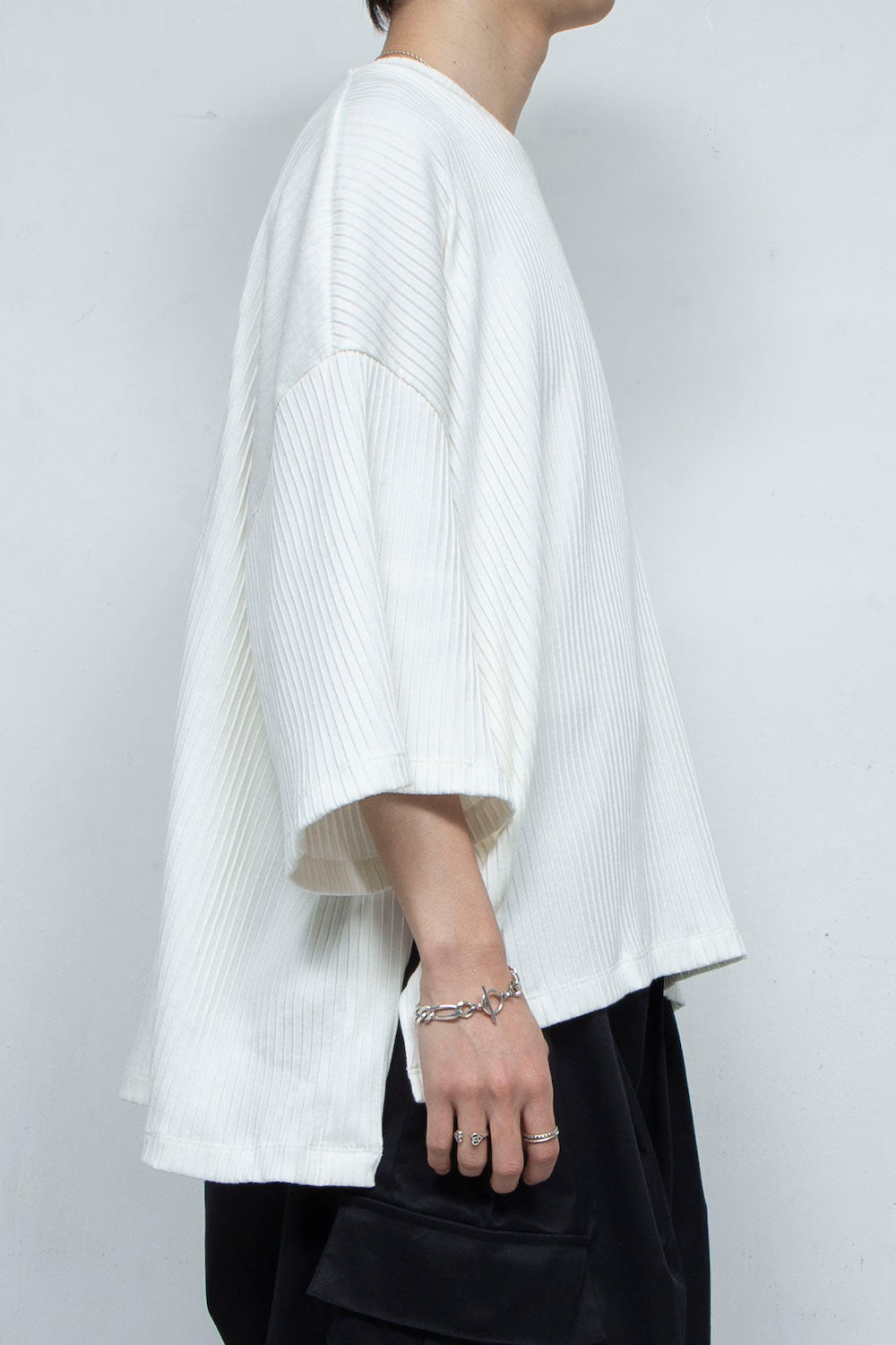 LB24SS-TE09-CPR-PL | Pleated rib knit side vent T-shirt | OFF WHITE 