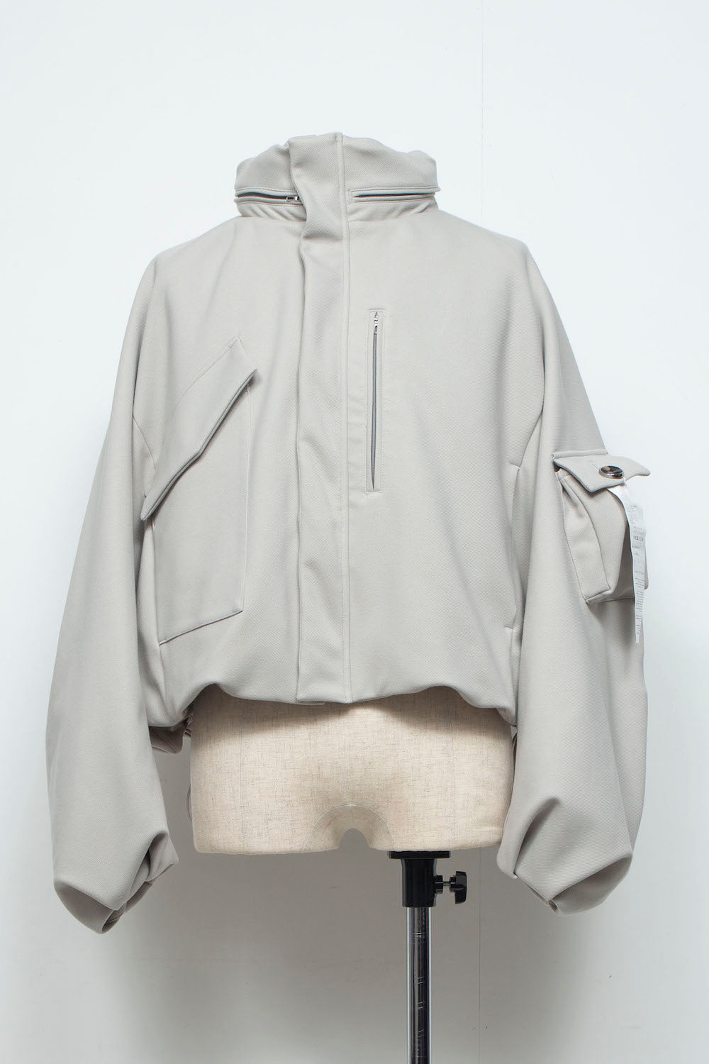 LB26AW-BL03-DFB | DOWN FABRICショートフードブルゾン | LIGHT GRAY