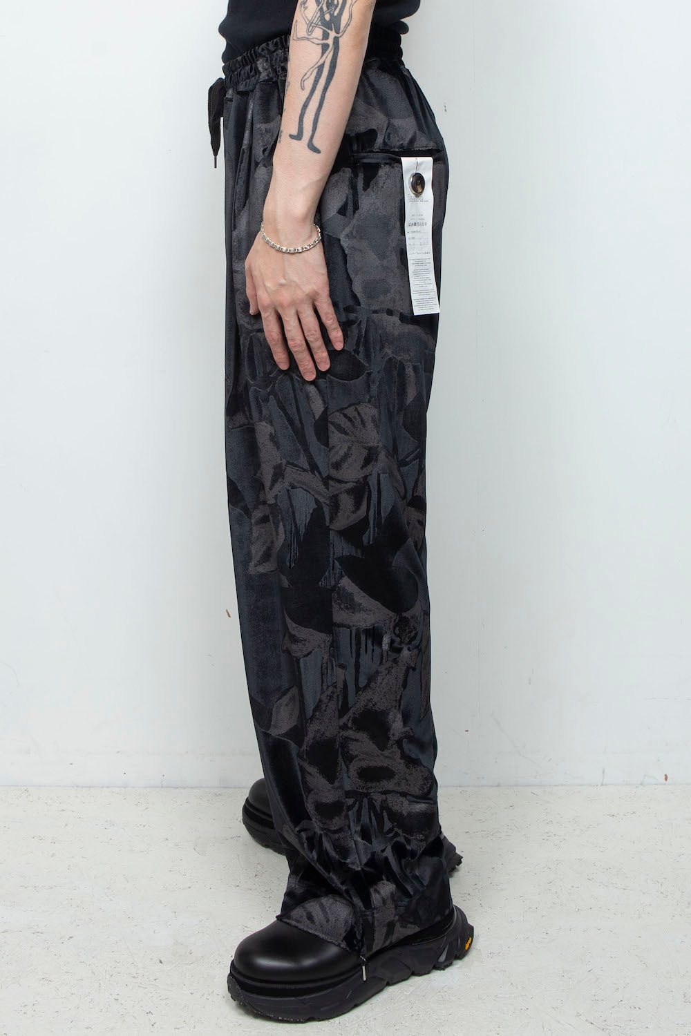 <last>  
LB25AW-PT08-PVL | 3D Printed Velour Jersey Easy Pants | BLACK</last>