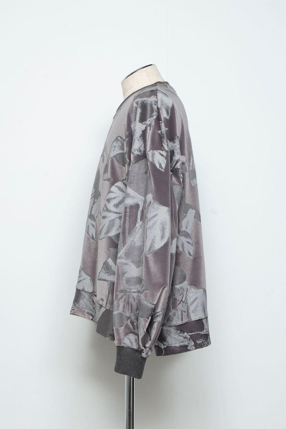 LB25AW-PO08-PVL | 3D Printed Velour Jersey Pullover | Charcoal