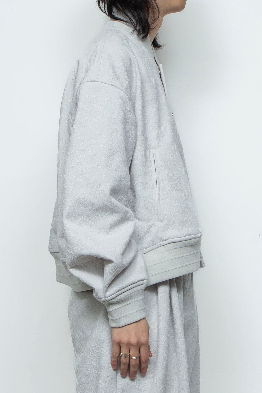 <LAST 1点> LB26SS-SWBL01-ETJ | フルエンブロイダリージャージースタジアムブルゾン | ICE GRAY