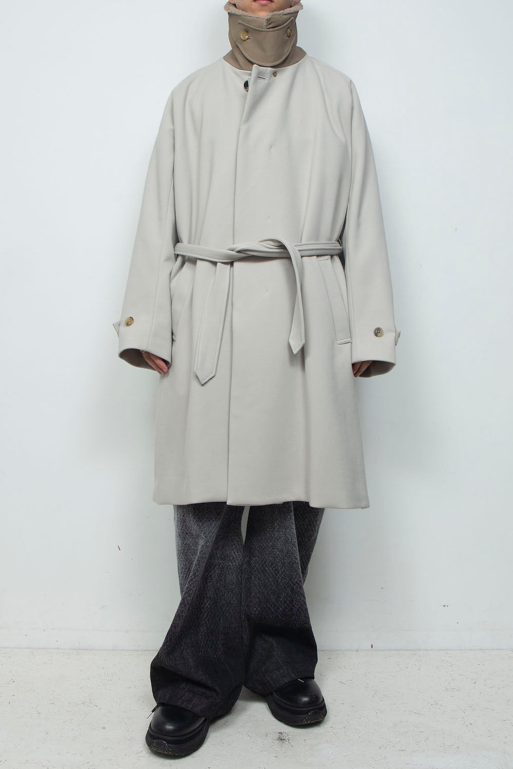 <LAST 1点> LB26AW-CO10-DFB | DOWN FABRICステンカラーコート | LIGHT GRAY
