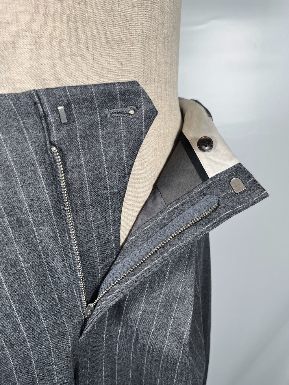 LB23AW-PT05-GST | 条纹羊毛哔叽口袋褶边宽裤 | 灰色条纹