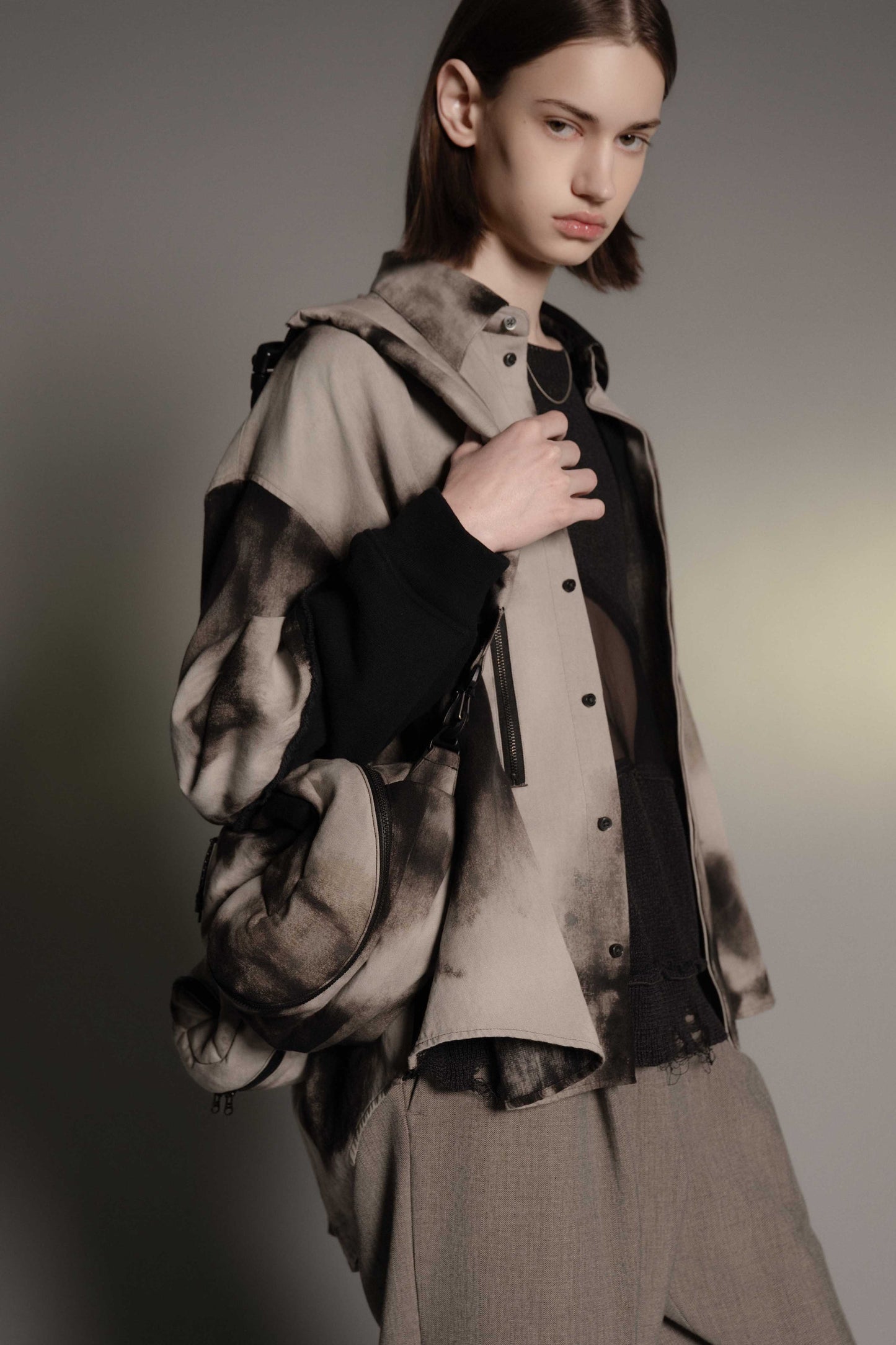 LB26AW-SH12-BLD |  グラデーションフラワーブリーチデニムツイストスリーブシャツ | BLACK BLEACHED