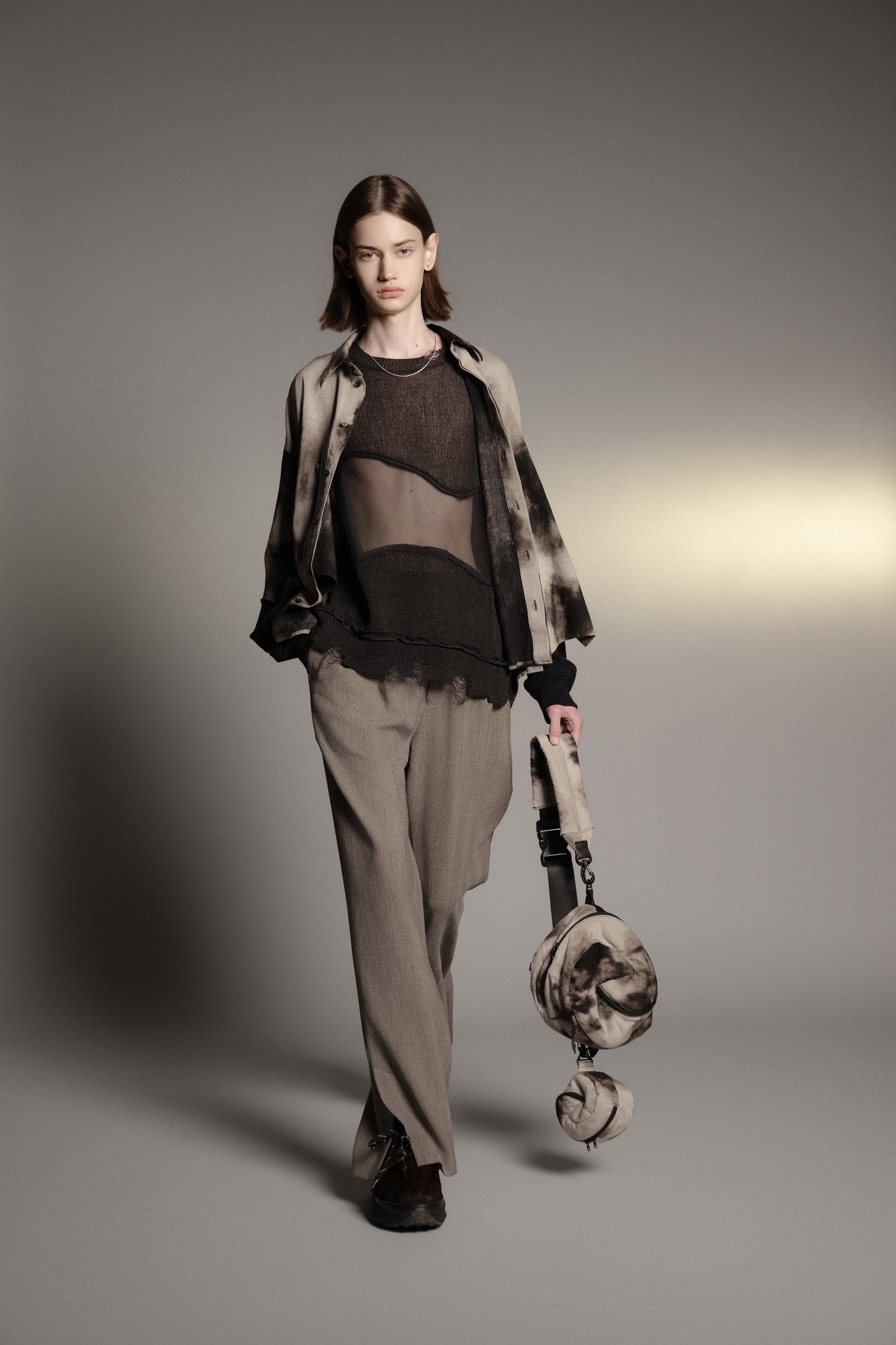 LB26AW-SH12-BLD |  グラデーションフラワーブリーチデニムツイストスリーブシャツ | BLACK BLEACHED