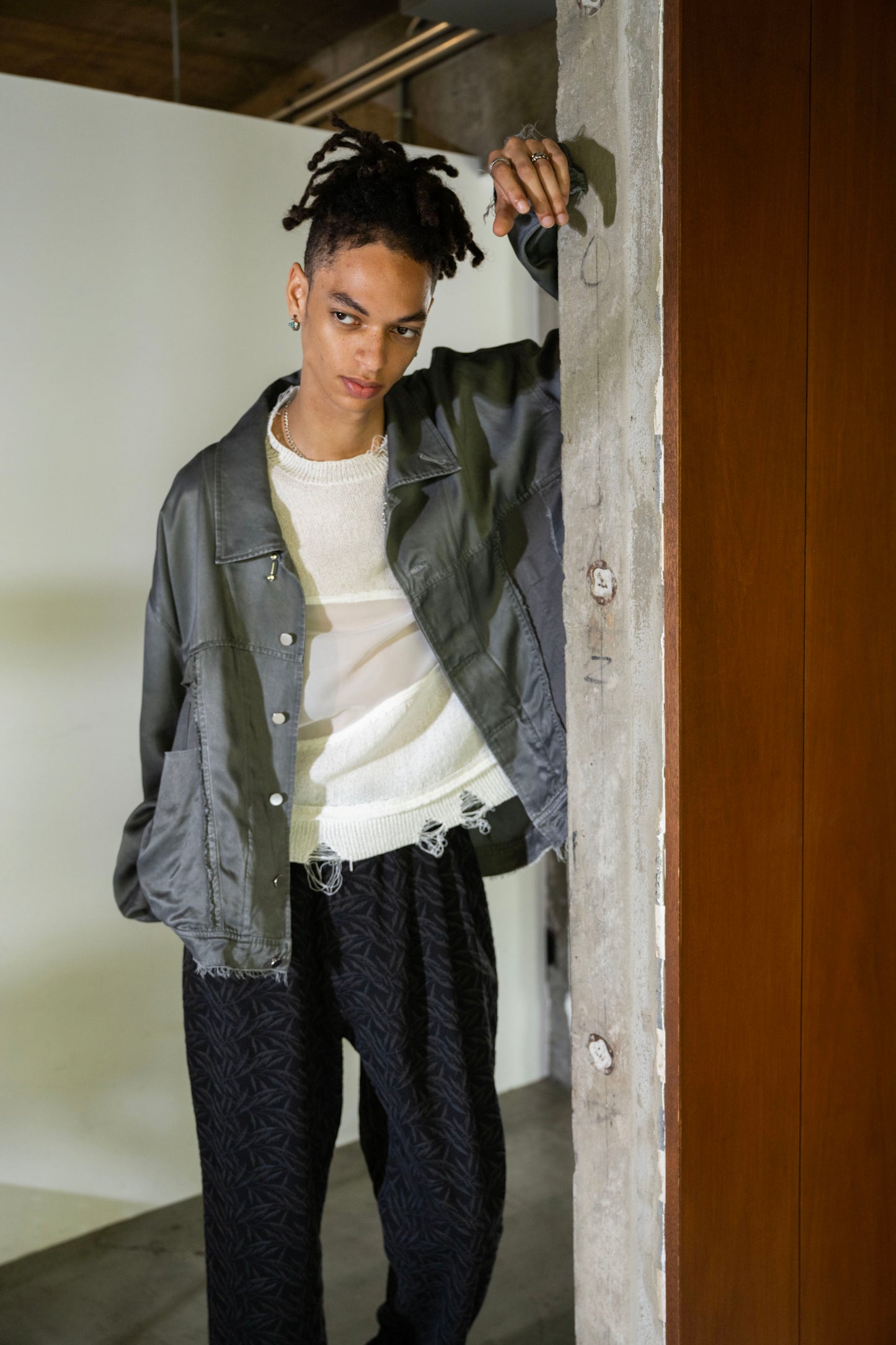 LB26SS-KN10 | アバセルペーパーヤーンリバースクラッシュドセーター | OFF WHITE