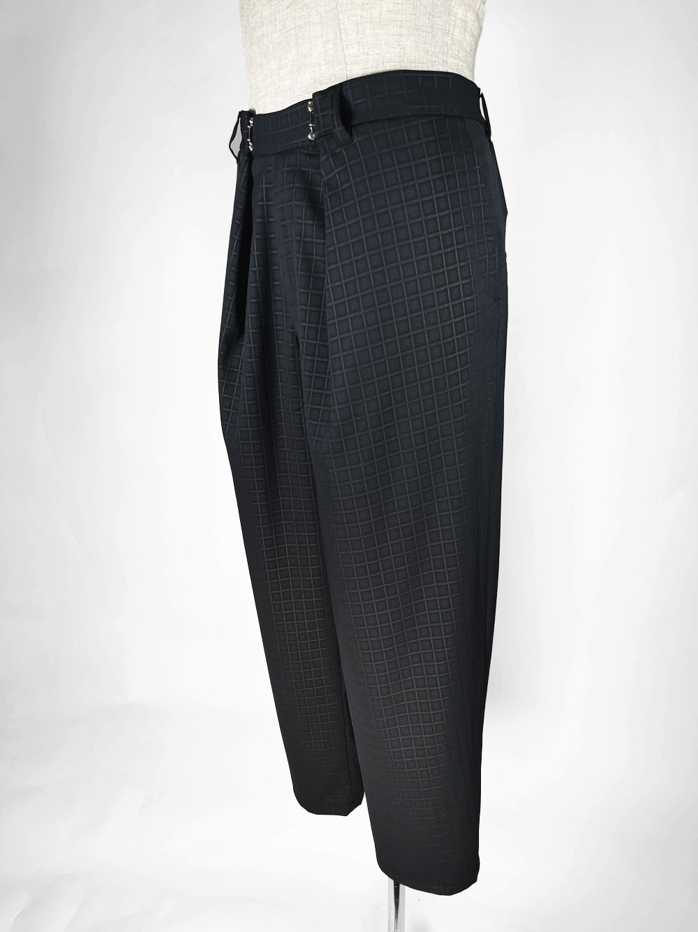 LB23SS-PT02-ERW | Embossed Lily Waltz Customized Tuck Trousers | BLACK