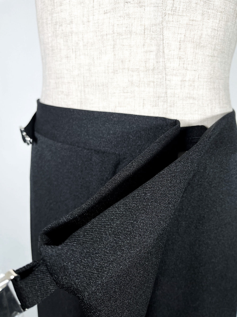 LB23SS-PT04-ALN | Wrapped Trousers | BLACK