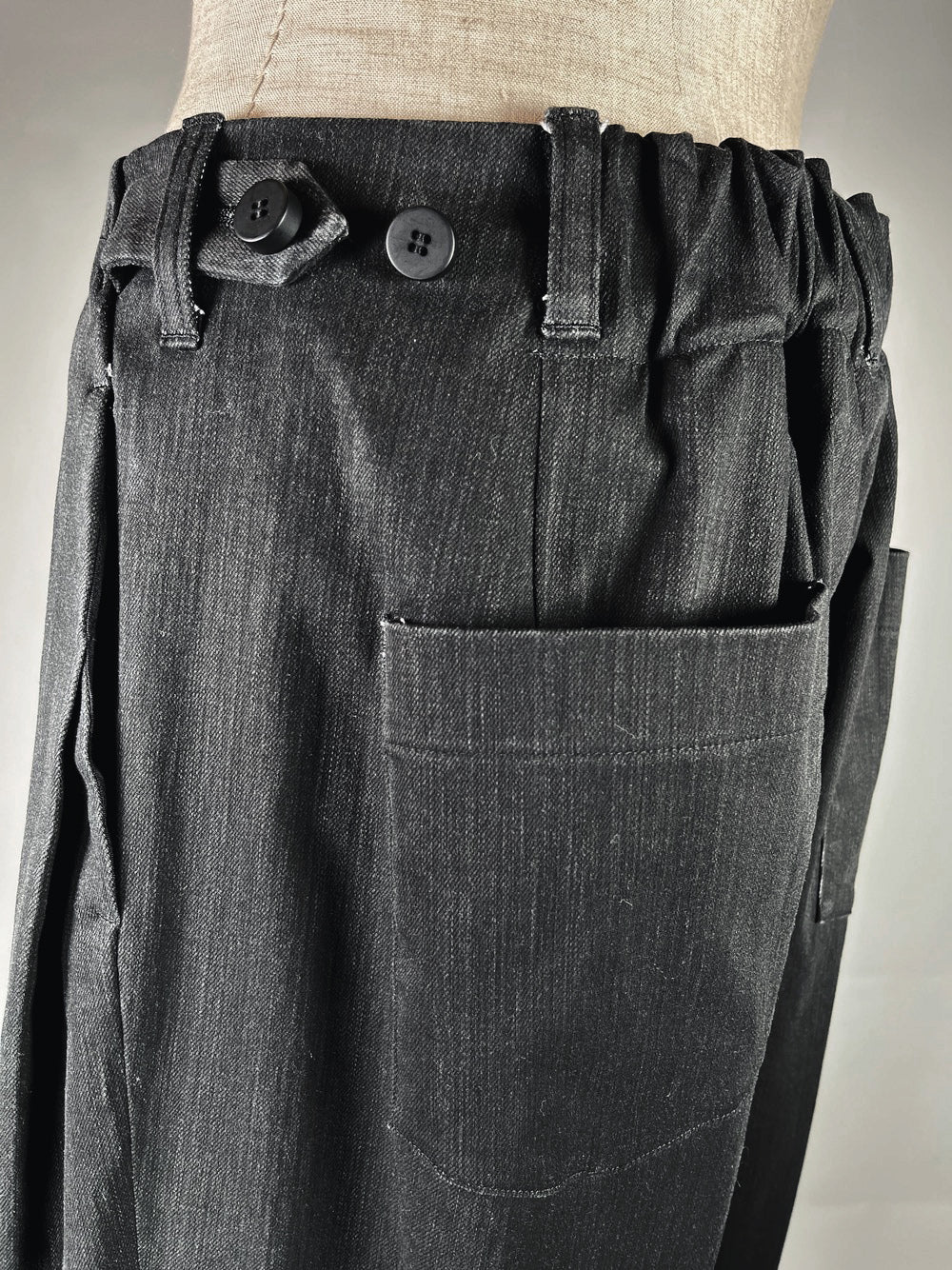 LB23SS-PT05-PDN | 颜料染色口袋褶宽裤 | 黑色颜料染色