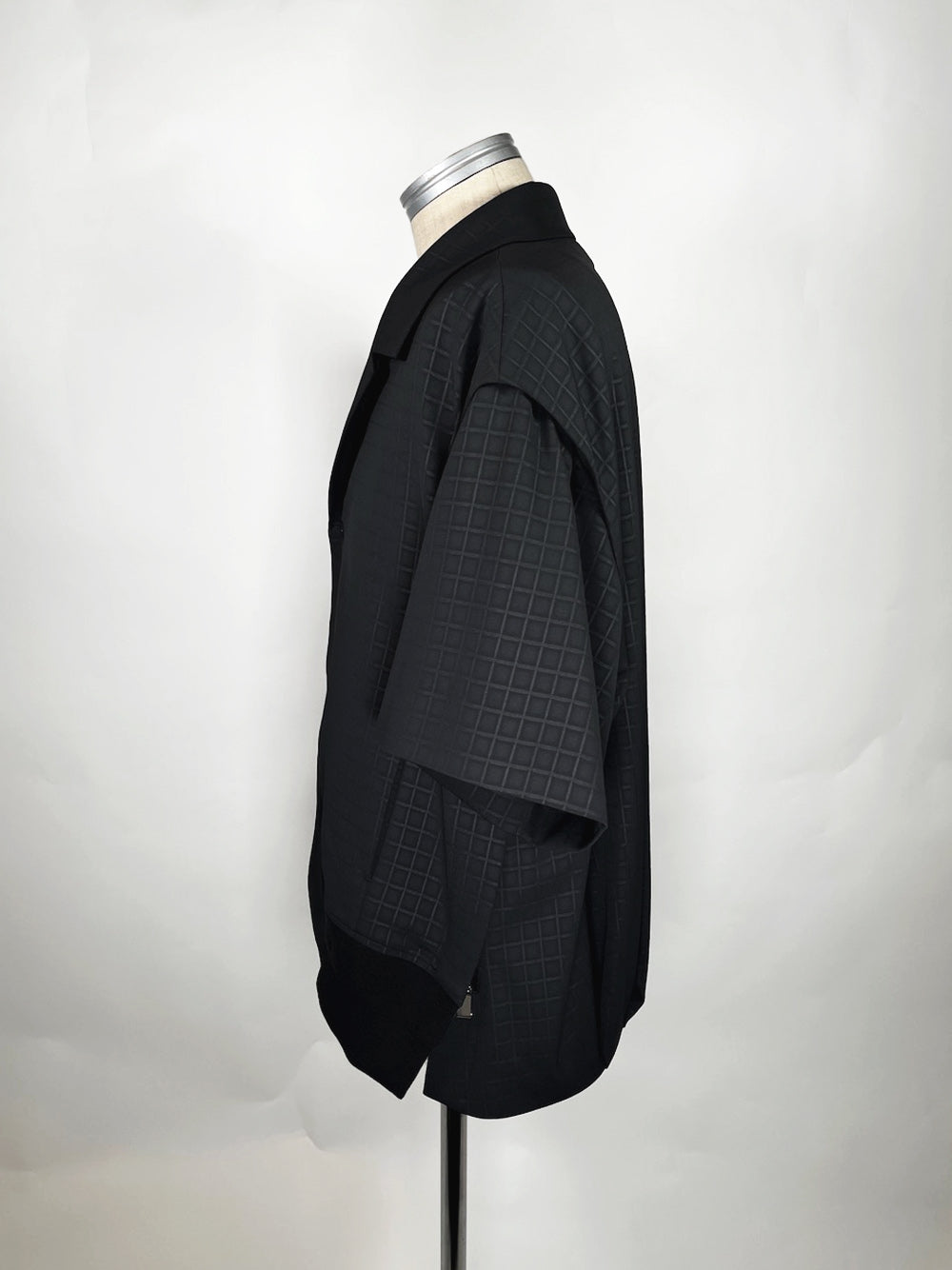 LB23SS-SJK03-ERW | Embossed Lily Waltz Detachable Summer Jacket | BLACK